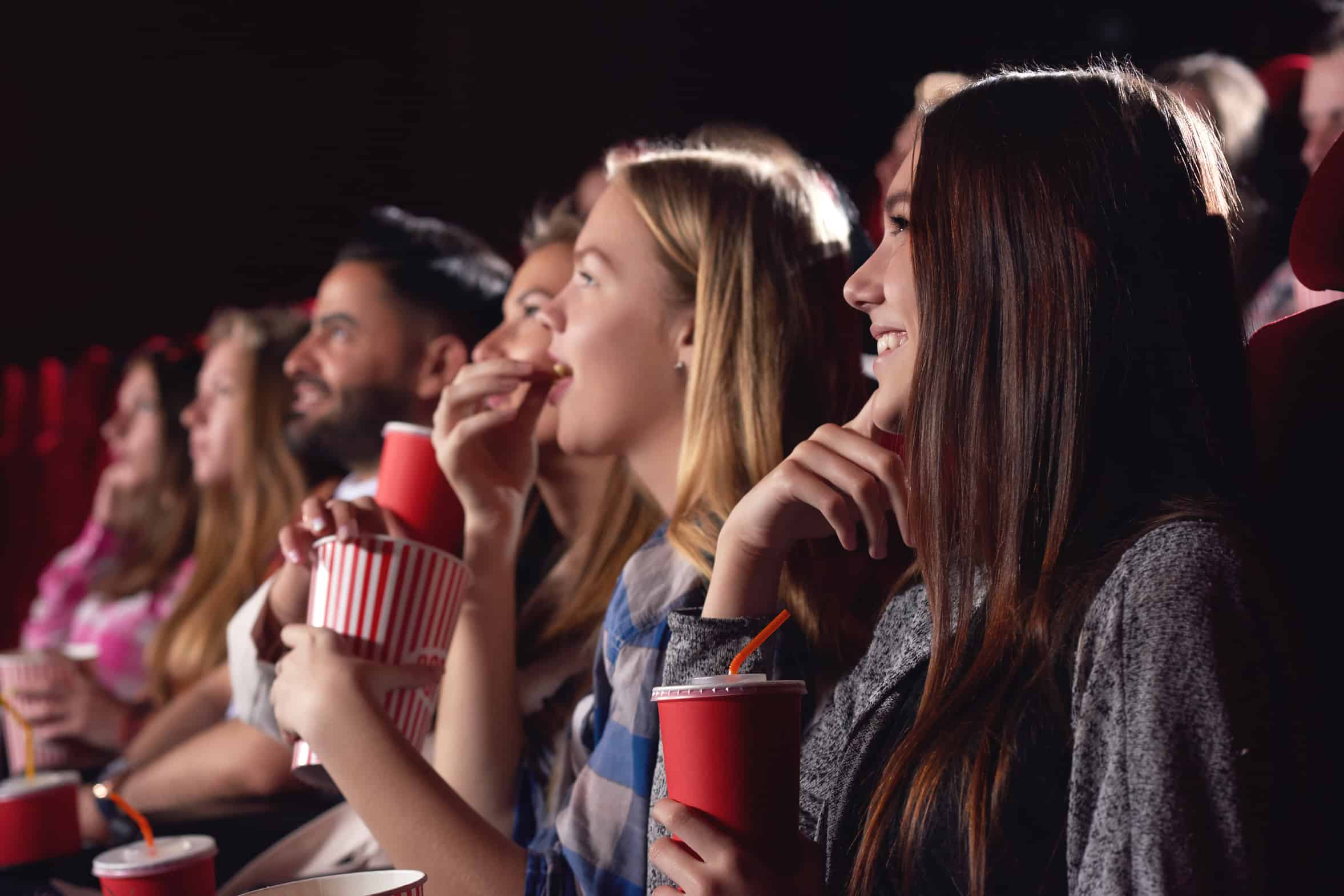 He went to the cinema. Люди в кинотеатре. Группа людей в кинотеатре. Друзья в кинотеатре. Молодежь в кинотеатре.